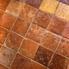 Pavimento in marmo Travertino rosso