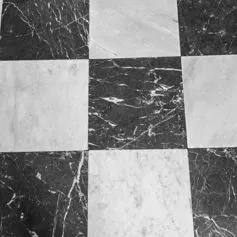 Pavimento in marmo a scacchiera
