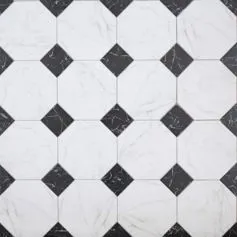 Pavimento in marmo Carrara con tozzetto nero