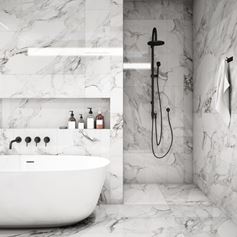 Bagno in marmo Arabescato di Carrara con vasca da bagno in ceramica