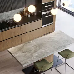 Cucina con tavolo in marmo grigio Fior di Bosco levigato opaco