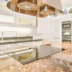 Cucina in granito moderna e funzionale facile da pulire