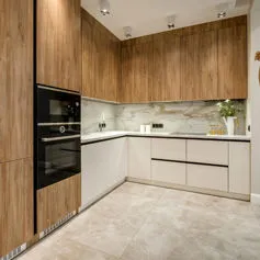 Cucina in marmo chiaro moderna e luminosa