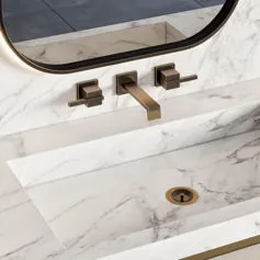 Bagno in marmo Statuario con rubinetteria in ottone