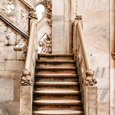 Scala in marmo classico dallo stile intramontabile che dura da secoli