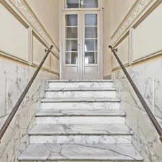 Scala classica di Arabescato gioia con boiserie alle pareti