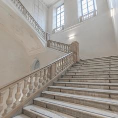 Scala in marmo Statuario di un vecchio palazzo storico nobiliare