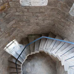 Scala a massello in pietra ancorata nel muro