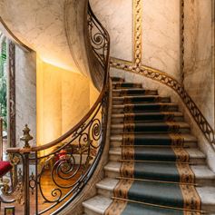 Scala in marmo a spirale del museo di Parigi