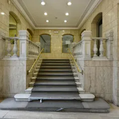 Scala in marmo Travertino classico di un androne signorile