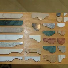 Esempi di cornici in marmo