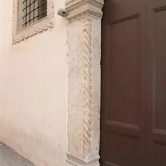Portone antico di marmo