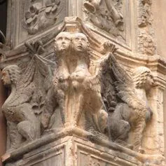 Portone antico di marmo