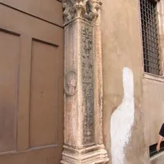 Portone antico di marmo
