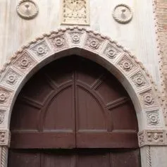Portone antico di marmo