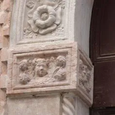 Portone antico di marmo