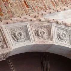Portone antico di marmo