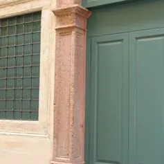 Portone antico di marmo
