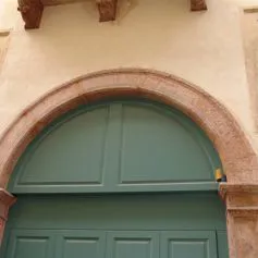 Portone antico di marmo