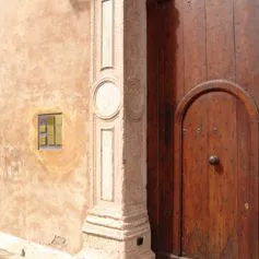 Portone antico di marmo