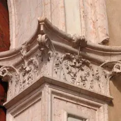 Portone antico di marmo