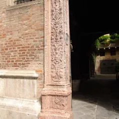 Portone antico di marmo