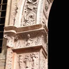 Portone antico di marmo