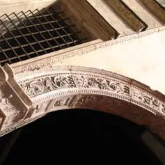 Portone antico di marmo
