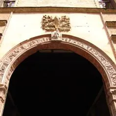 Portone antico di marmo