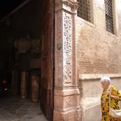 Portone antico di marmo