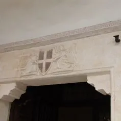 Portone antico di marmo