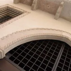 Portone antico di marmo