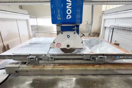 Refilatrice in fase di taglio della lastra di marmo