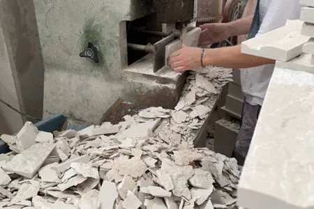 Lavorazione e produzione dello spaccatello di marmo botticino