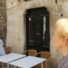 Portone antico di marmo