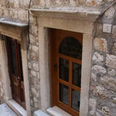 Portone antico di marmo