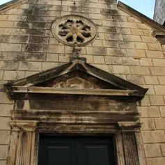 Portone antico di marmo