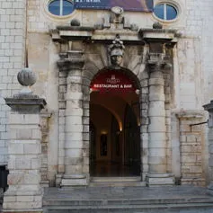 Portone antico di marmo