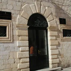 Portone antico di marmo