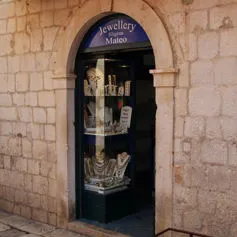 Portone antico di marmo