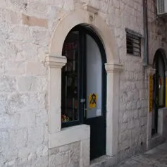 Portone antico di marmo