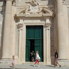 Portone antico di marmo