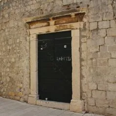 Portone antico di marmo