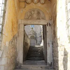 Portone antico di marmo