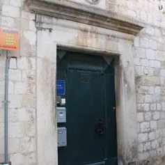 Portone antico di marmo