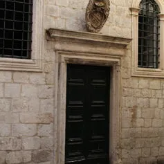 Portone antico di marmo