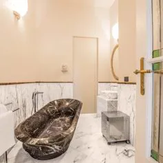Bagno in marmo Calacatta