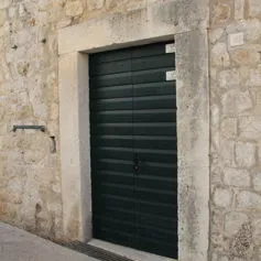 Portone antico di marmo