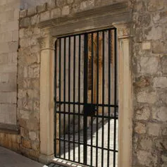 Portone antico di marmo