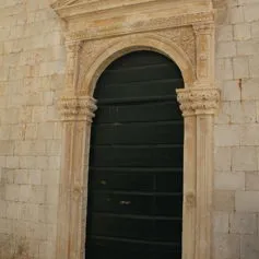 Portone antico di marmo